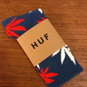 HUF strumpor - HUF strumpor i storlek 38-42, så passar dom flestar dom flesta fötter! Även större och mindre.. Helt nya och från min gamla butik.