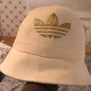 Hat eller mössa adidas 65% ull 36 viskos Hämta i Gbg eller jag kan skicka 