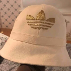 - Hat eller mössa adidas 65% ull 36 viskos Hämta i Gbg eller jag kan skicka 