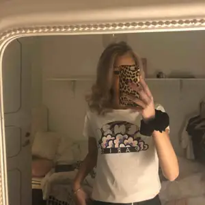 Kenzo t-shirt Storlek: M men passar mig som har xs/s använt få ggr dock en svarta små prickar från målarfärg (se sista bild) på kanten av tröjan. Syns knappast på avstånd😊 Står inte för frakt