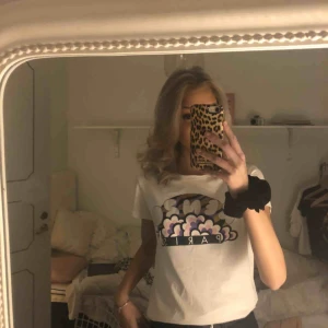  - Kenzo t-shirt Storlek: M men passar mig som har xs/s använt få ggr dock en svarta små prickar från målarfärg (se sista bild) på kanten av tröjan. Syns knappast på avstånd😊 Står inte för frakt