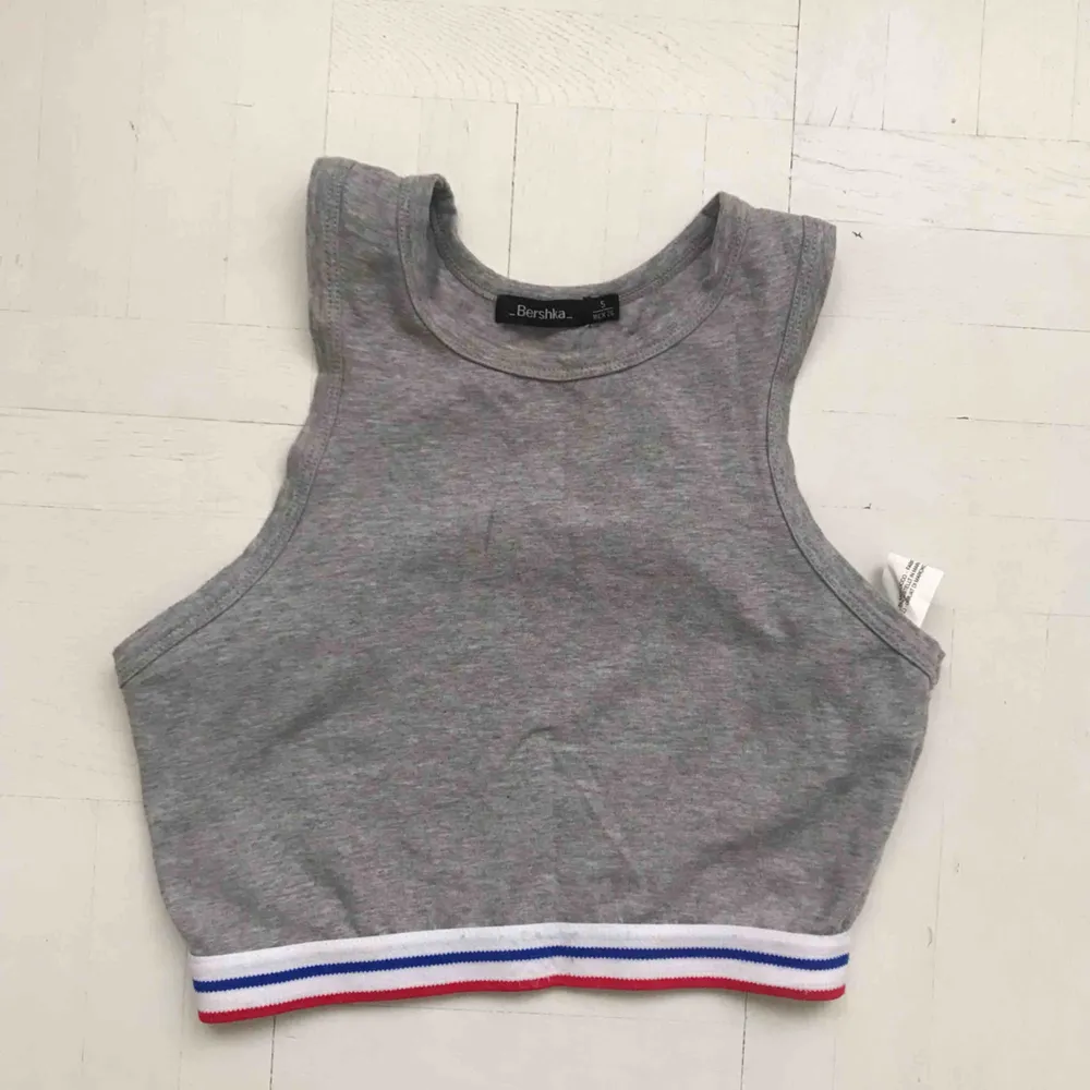 Crop top grey with white red and blue . Toppar.