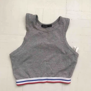  - Crop top grey with white red and blue 