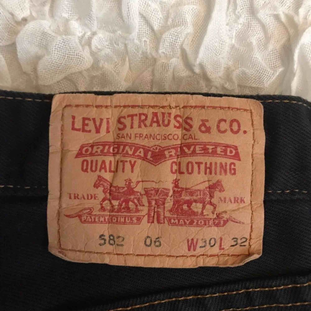 LEVIS svarta mom jeans W: 30 L: 32 . Jeans & Byxor.