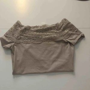  - En tshirt med volang off sholder