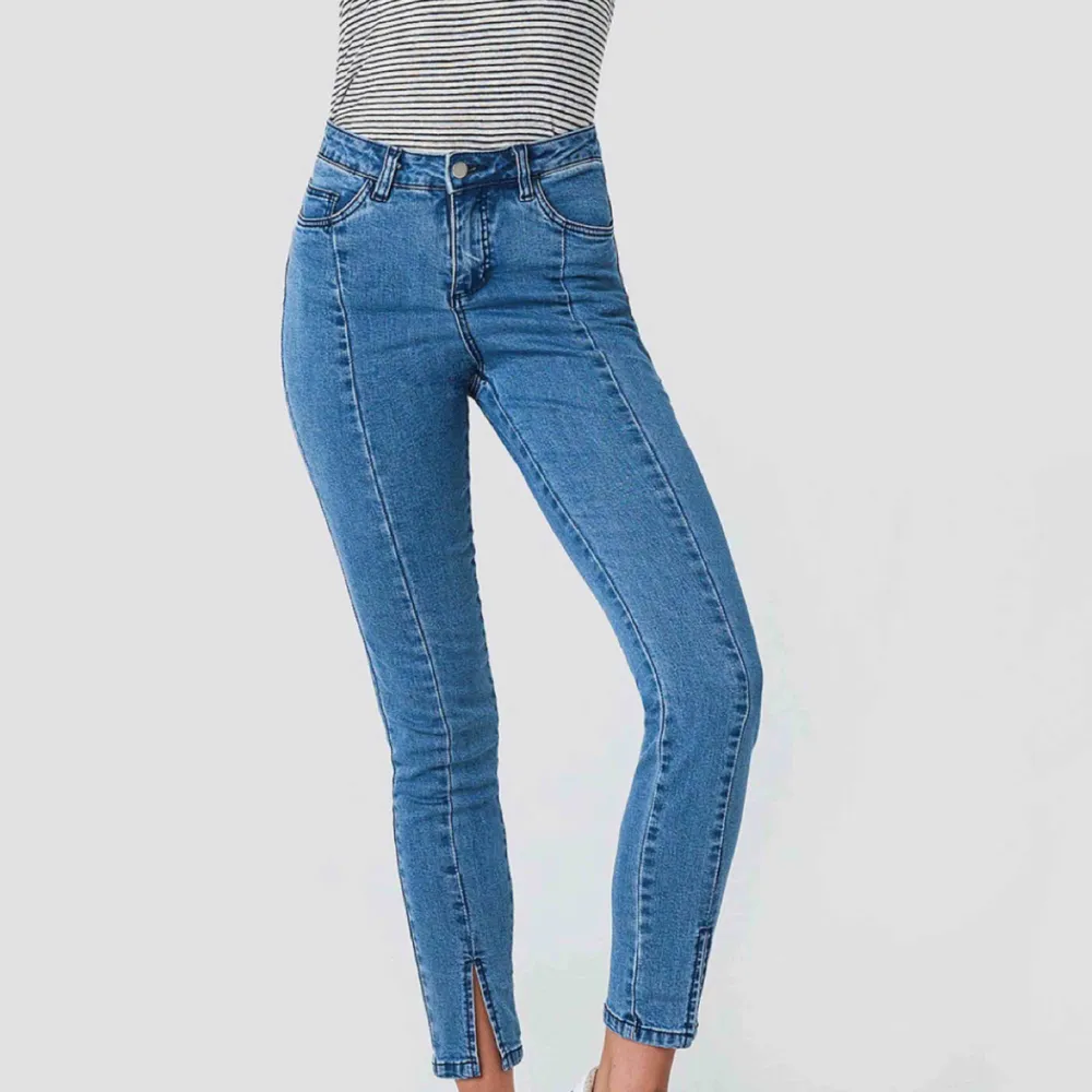 Mycket stretchiga och sköna jeans från NAKD. En lite kortare modell men passar mig perfekt som är 160. Det är sådana med ”slits”. Frakt tillkommer på 50 kr🌸🌸🌸. Jeans & Byxor.