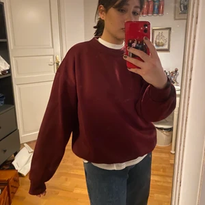  mörkröd sweatshirt! - Super skön sweatshirt i cool mörkröd färg! Tröjans färg håller sig väldigt korrekt som i bilderna! Sitter oversized o bra på mig som är en M. Men funkar på Mindre om man vill ha riktigt oversized.