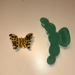 Hårklämmor - Får ej användning av dessa super söta hårklämmor. Aldrig använda. 15kr styck eller 20kr för båda. Köparen står för frakt ifall det ska fraktas. 