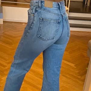 Mom Jeans från Monki - Säljer mina superfina Mom Jeans ifrån Monki i stl 36 då de ej kommer till användning. Sparsamt använda dvs i bra skick ( inga fläckar eller skador ) bara att skriva för fler bilder/frågor. Köpta för 400kr 