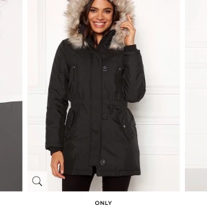 Vinter jacka - Hej! Tänkte att sälja min vinterjacka jag tänkte ha nu i vinter, super fin på och så bekväm! Går strax under rumpan på mig och formar kroppen så snyggt! Men tyvärr valde jag för liten storlek :(  Inte använd mer än testad, lappar kvar och fler bilder kan tas om någon är intresserad. Köptes för 600kr  + du står för frakten om vi inte kommit överens om något annat.