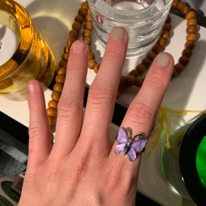 Fjärils-ring  - En superfin, lite större ring! Ringen är oanvänd och i nyskick🦋💜 Ringen kan både fraktas eller hämtas vid uppmötning. 