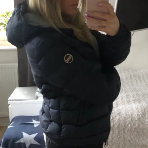 Colmar dunjacka  - Jacka från colmar i mörkblå färg, fint skick. Har inte använd jackan mycket, därav att jag säljer den. Nypris 5000kr! Vid snabb affär kan jag tänka mig gå ner i pris eller bjuda på frakt! 💕💕 