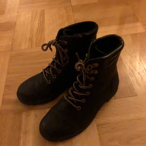 Svarta kängor storlek 38  - Använda en säsong (måttligt då dom egentligen är för små för mig). Har tagit väl hand om dom med impregnering. Lite nötta i hälen på insidan, eftersom dom är för små. Möts i stan eller skickar! 💕