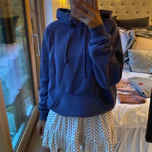Blå hoodie från bikbok - Snygg blå hoodie från bikbok i storlek XS. Säljer då jag har för många hoodies hehe. Jättefin att ha till kjol som på bilden eller jeans. Köpt för 299, säljer för 100 + frakt