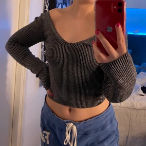 Glitter-topp - Säljer denna skitsnygga(!!!!) och aldrig användna glittriga tröjan. Perfekt till nyår! Lappen sitter kvar och köpte den till nyår förra året men kom aldrig till användning tyvärr :/ den är skuren likadant i ryggen, tveka inte på att fråga om ni har frågor!