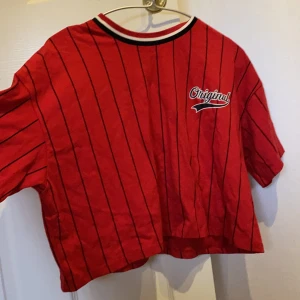 Sportig croppad t-shirt - Säljes då den inte kommer till användning. I nyskick. Köpare står för frakt.