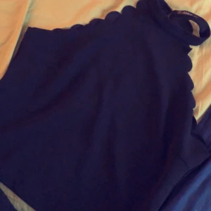 Topp/linne  - Ett jättefint linne/topp i storlek XL använt fåtal gånger så det är helt. Kan skickas mot att köparen står för frakten 👍🏻😁