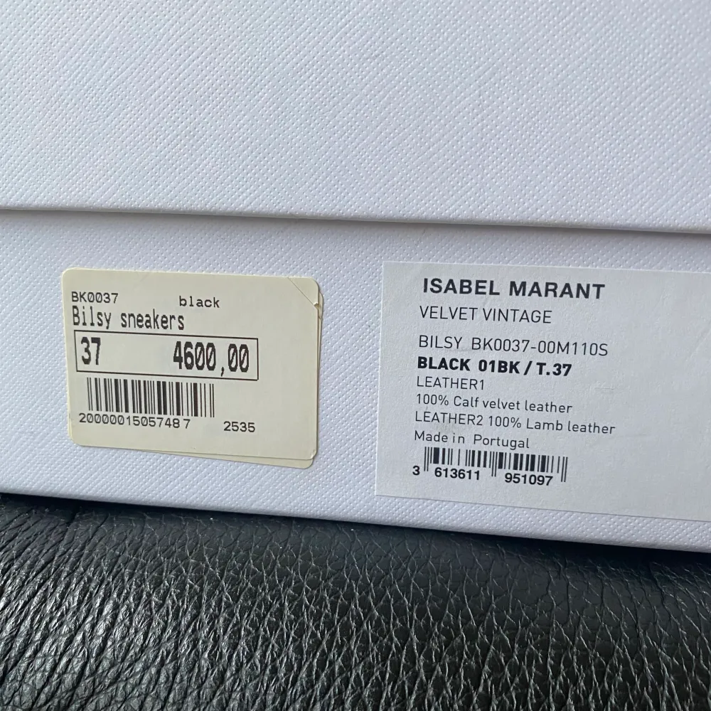 Så snygga skor från Isabel Marant! Slutsåld modell med lägre klack än de vanliga och ”ziczac” kardborreband. Ser mer ut som vanliga höga sneakers. Köptes 2019, mycket fint skick! allt medföljer!💕. Skor.