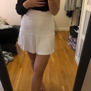 Vit kjol  - Vit kjol från VILA i strl 36. Köpt i somras och knappt använd. Fraktkostnad tillkommer!