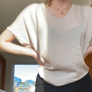 Blus i ljus beige/vit - Sidenblus, lite oversize