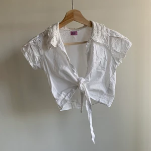 Croppad blus - Säljer denna barn skjorta/blus, funkar perfekt som croptop. Skriv om du är intresserad eller undrar något💕