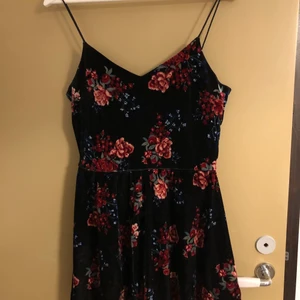 Jumpsuit storlek 38 - Snygg jumpsuit med mycket streck🌸