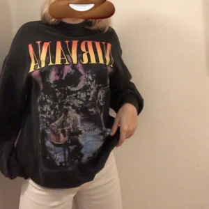Nirvana sweatshirt - Säljer denna nirvana sweatshirt från hm, den har tryck både fram och bak vilket jag tycker är skit snyggt. Den har även en liten polo, Budgivning om fler är intresserade, frakten står köparen för💕