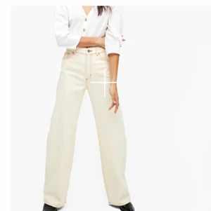 Monki yoko off-white - Säljer ett par monki yoko off-white byxor då dom inte passar mig. Storlek 28 Jättebra skick bara använda få gånger. Tar emot bud!😊
