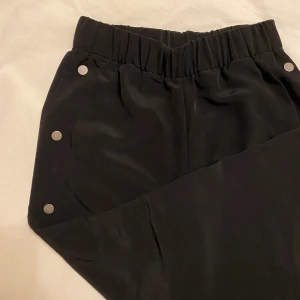 Track pants - Track pants från MONKI som aldrig använts! Strl XS🖤