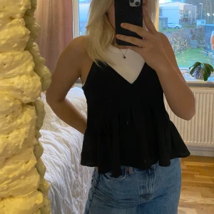 Svart blus - Svart blus från ginatricot. Storlek xs passar även s