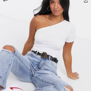 Vit enaxlad topp - Endast provad, helt oanvänd. petite croptop. strl 36. frakt inräknat i priset