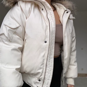 Vinterjacka - Vintage pufferjacket från Gant med dun. Storlek S men lite oversized i storleken. Avtagbar päls på luvan. 