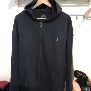 Ralph lauren hoodie zipper 2XB/4XL - Ralph lauren hoodie zipper. Använd 7/10 i skick. Vid köp av flera varor går priset att diskutera. Köpare står för frakten (PostNord skicka lätt 63kr upp till 1kg). För mer detaljer, skriv. 