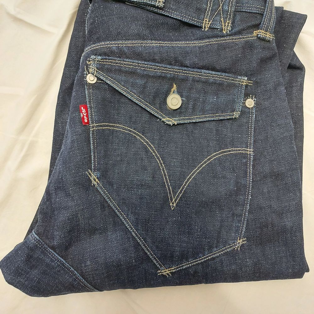 Super snygga Levi's jeans i rå denim. Engineered. Knappgylf och bältdetalj bak. Jeans & Byxor.