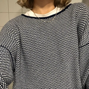 Tröja från monki  - Långärmad mönstrad tröja från monki 