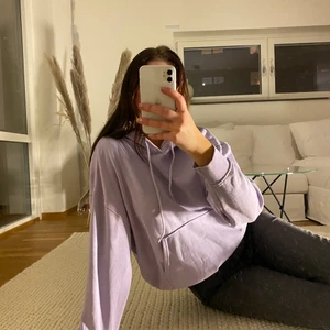 Lila hoodie - Weekday i storlek S, relativt ny och jättefint skick❤️köpare står för frakt:)