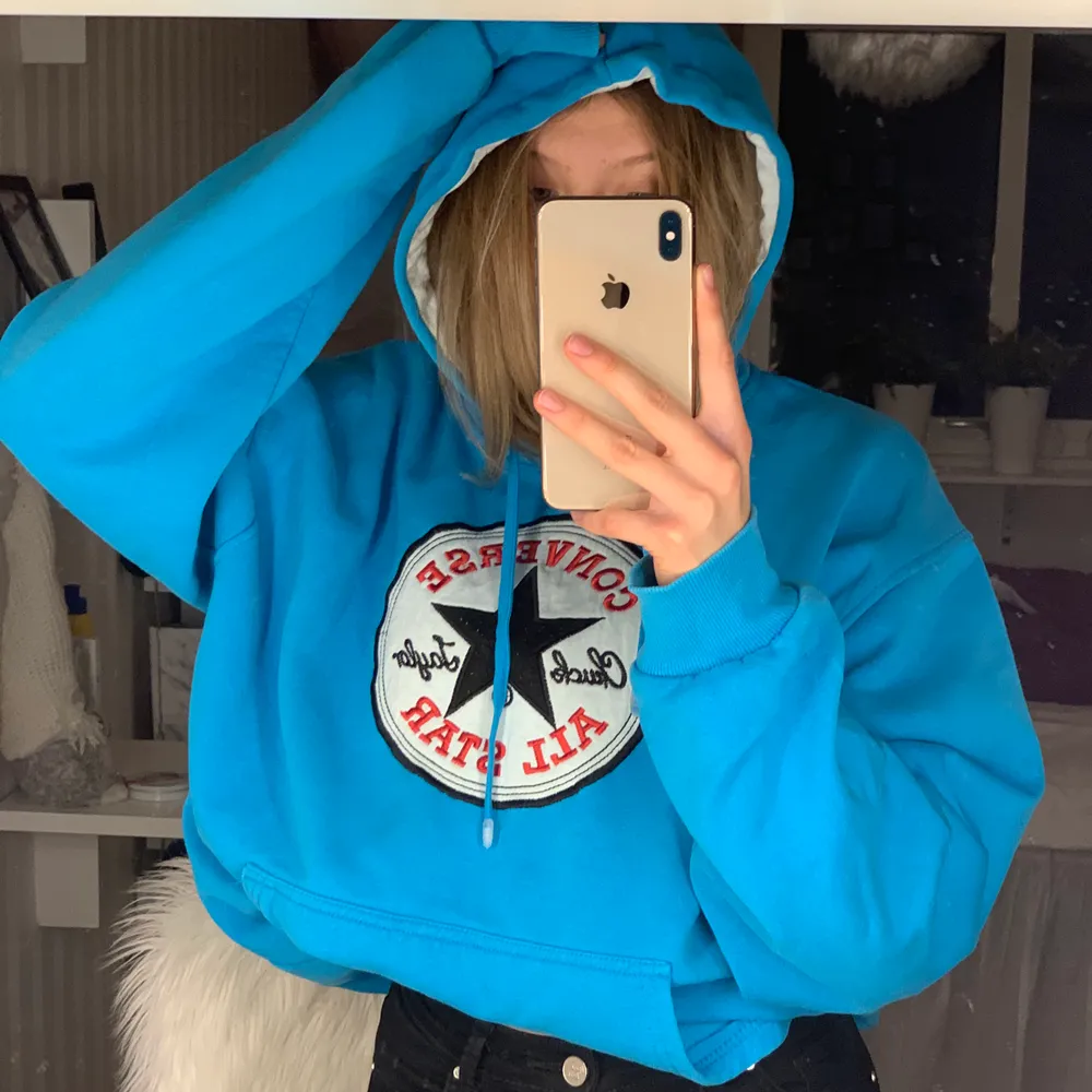 En jättefin blå Converse hoodie i jättebra skick!💙 Skulle säga att den passar alla i storlek XS-L! Det är inte tröjan som är fläckig utan min spegel som är dammig. ¡Köparen står för frakt!💙. Hoodies.