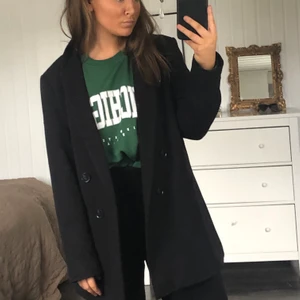 Kavaj  - Svart stilig kavaj men knappar och fakefickor som detaljer. Storlek 42 men motsvarar egentligen en small/medium då den är liten för sin storlek! Säljer pga för lite användning. Köparen står för frakten själv:) 