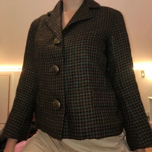 Kavaj - Kavajen är typ höfthöjd. Säljer den pga att jag inte använder den, men tycker den är super cool. Den är M men känns lite mer som S