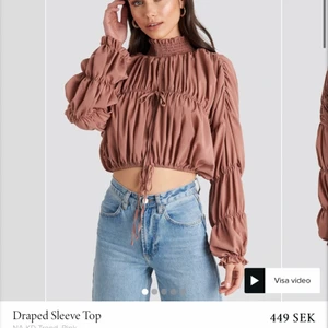 Nakd topp! - Svart slutsåld topp ifrån NAKD, gick ej att hitta bilden på hemsidan då den är slutsåld så fick ta den i rosa, och säljer denna då jag både har den i rosa och svart. Frakt tillkommer💫💛