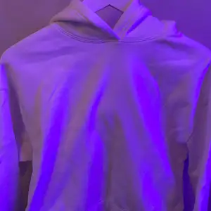 En basis snygg vit hoodie från zara. Sitter super snyggt på och super mysigt material. Den är använd typ 1 gång då den är lite för låten för mig. Säljer för väldigt bra pris.