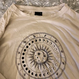 Superfin tröja från Gina!  - Använd få gånger och är i beige/benvit färg 💓 lite kortare i modellen och går ej att få tag i längre 