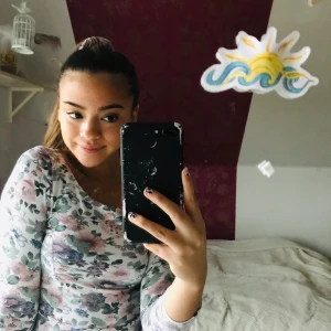 Blommig gullig tröja  - Jättefin! Perfekt gullig stil 🥺💘, säljer för den är lite liten för mig. Supersöt och önskar ja kunde ha den 