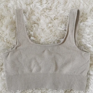 Aim'n beige ribbed sport-bh - Inkl frakt. Säljer min fina Sport-BH från Aim'n då den aldrig kommer till användning på grund av att den är för stor. Köpte den innan en lång resa i vintras därav kunde jag inte lämna tillbaks den! 