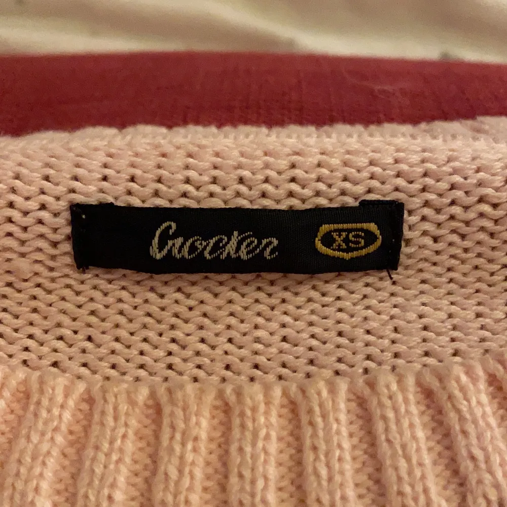 Stickad ljusrosa tröja från Crocker i storlek xs men passar även s och m. Sparsamt använd, 50kr +frakt. Stickat.