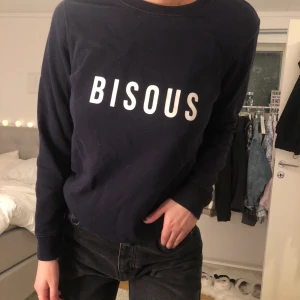 Sweatshirt - Säljer den här mörkblåa sweatshirten från Crocket med vitt tryck! Simpel men fin💓👍🏼