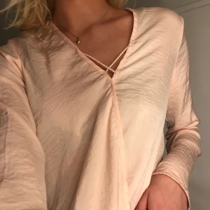 Blus - Superfin aprikosfärgad blus från Gina med fina detaljer vid bröstet💖😆