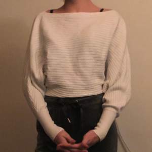 Vit långärmad tröja från Gina tricot i storlek XS. Den är ribbad och Off shoulder. Har använts några gånger. Säljer för att den inte används längre. Frakt kostar 45kr.🥰