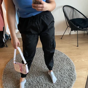 CARGOPANTS - Ascoola cargo/prasselbyxor från bohoo i storlek S, men passar även en M för dom är lite oversize. Aldrig använda, 90 kr + frakt 🚚 