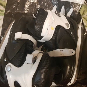 Skridskor 34-37 (storlek kan justeras) - Storlek 34-37 (storlek kan justeras) knappt använda